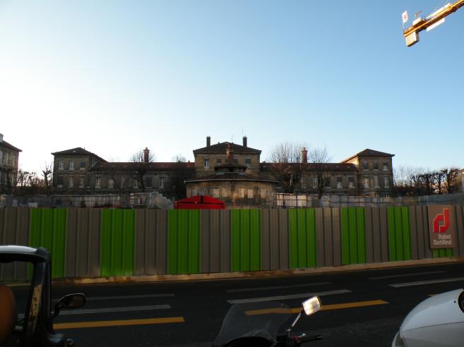 l'hôpital Sainte-Anne, vu depuis la rue de la Santé